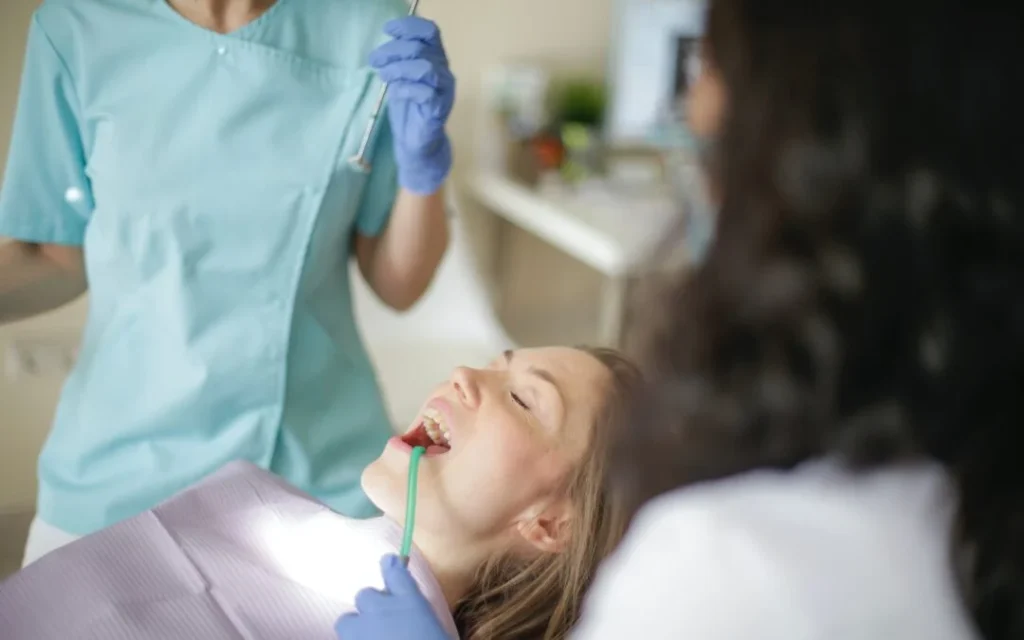 How Dentists Spot Cracks Bicester